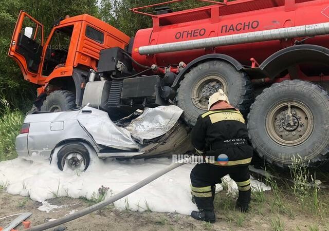 Бензовоз переехал «Ладу» на Тюменском тракте