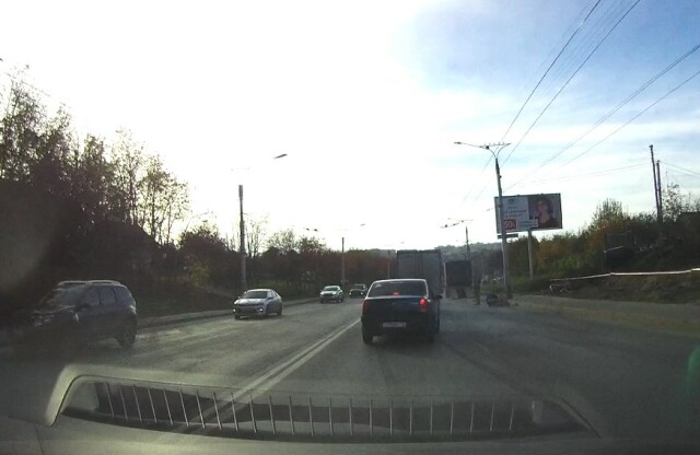 Renault Logan столкнулся с грузовиком возле Гагаринского моста в Чебоксарах