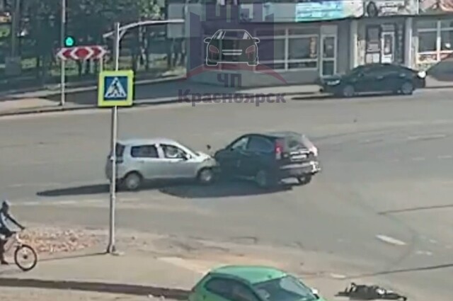 В Красноярске водитель «устал» стоять на красный и попал в ДТП