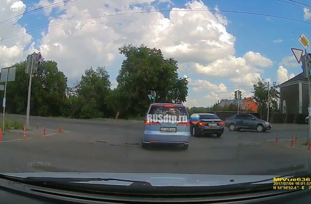Lexus и Toyota столкнулись в Омске