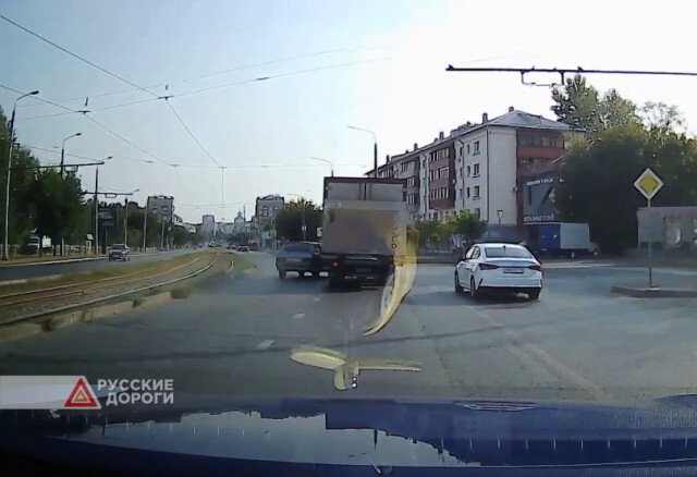 «Лада» столкнулась с грузовиком в Казани 