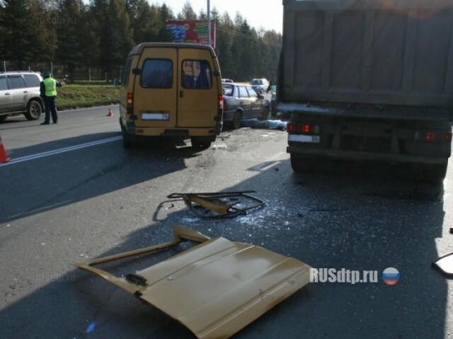 В Омске маршрутка врезалась в грузовик 