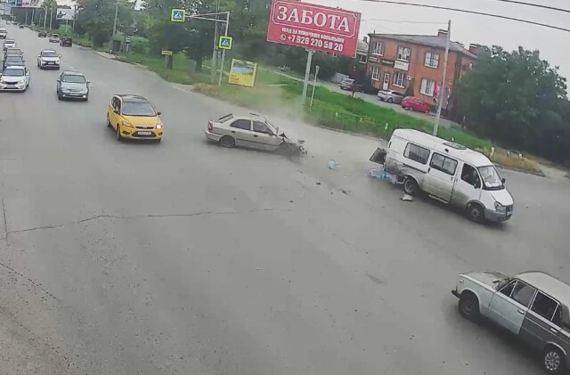 Авария в Таганроге: в момент столкновения из «Газели» вылетел газовый баллон