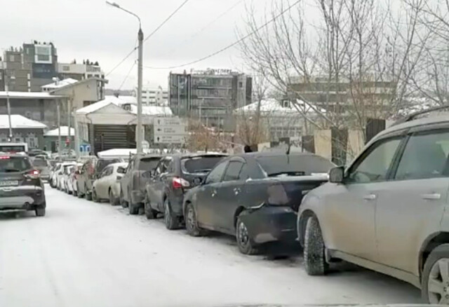 «Паровозик» в Иркутске: на спуске столкнулись около 10 автомобилей 