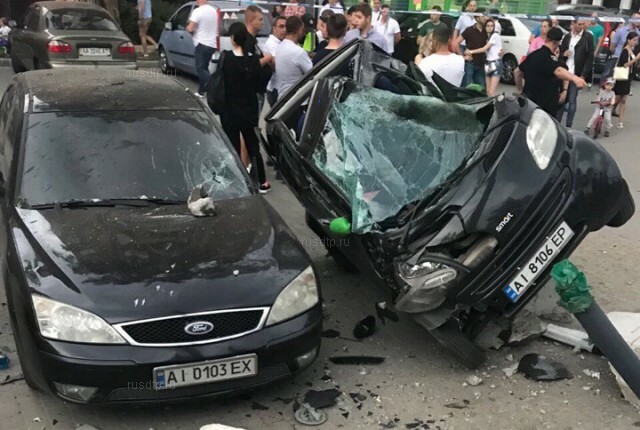 Под Киевом BMW разорвало на части от столкновения со столбом. ВИДЕО 
