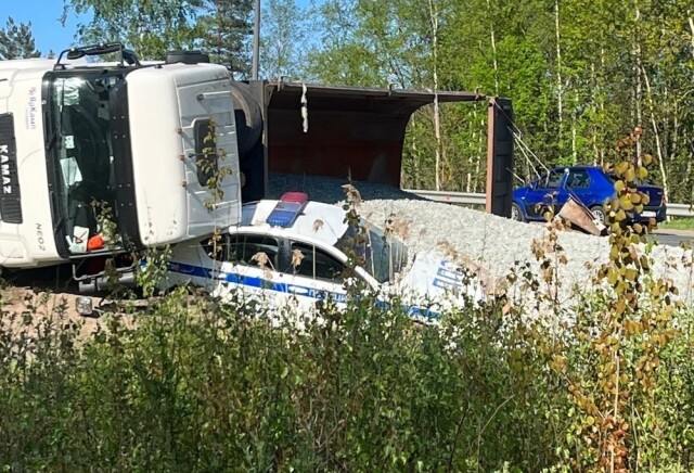 КАМАЗ опрокинулся на патрульную машину на трассе «Кола» в Ленинградской области 
