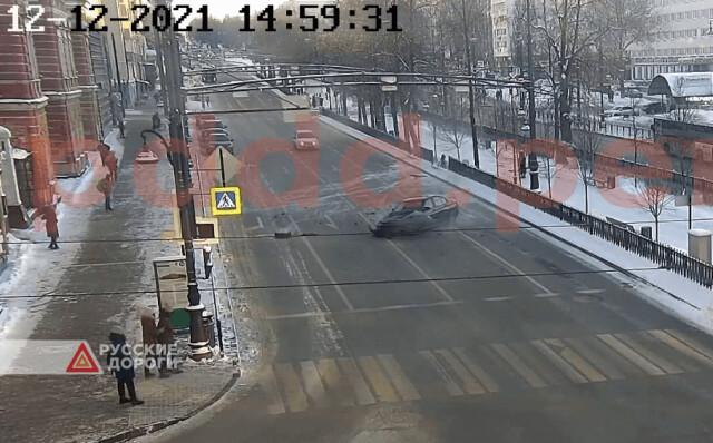 Легковой автомобиль занесло на Комсомольском проспекте в Перми