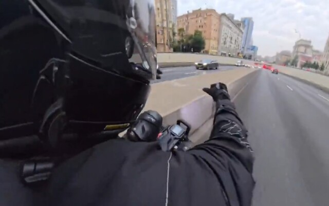 Моноколесо сдуло ветром на Садовом кольце в Москве