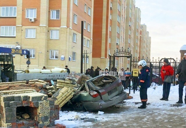 В Новосибирске кирпичная арка раздавила Subaru Outback. ВИДЕО 