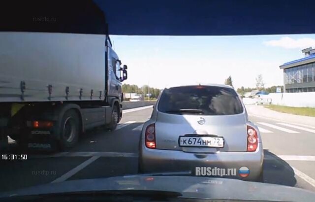 Сзади зеваки 