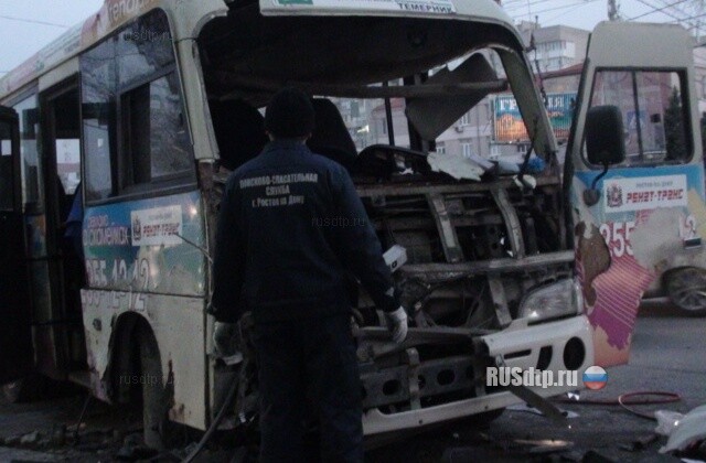 В Ростове маршрутка врезалась в столб 