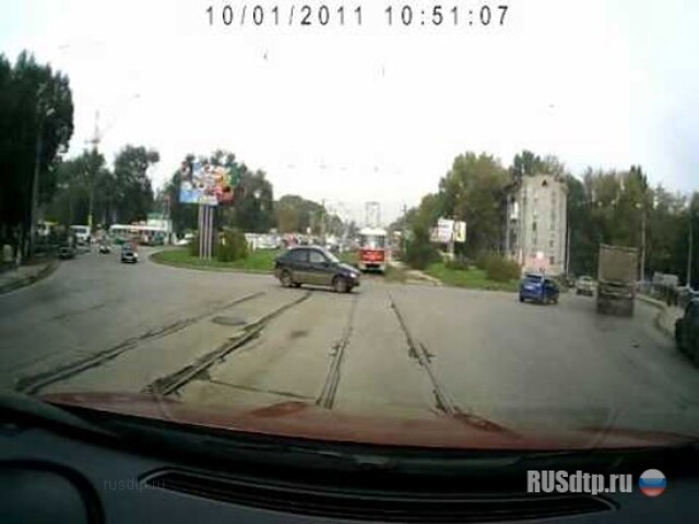 Грузовик скинул двенашку с дороги 