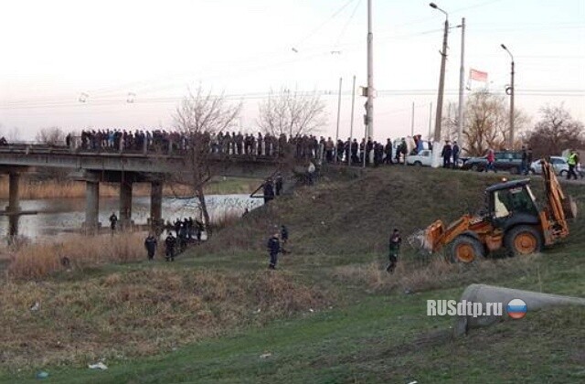 В Славянске с моста упала Тойота 