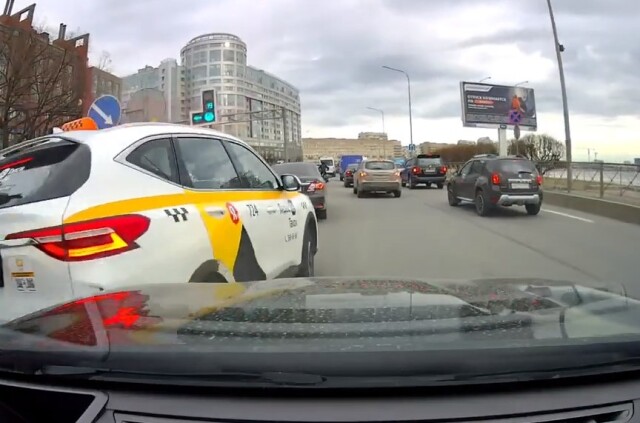 В Петербурге таксист проехался по встречной полосе и устроил ДТП 