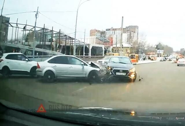 Жесткое ДТП на перекрестке в Екатеринбурге