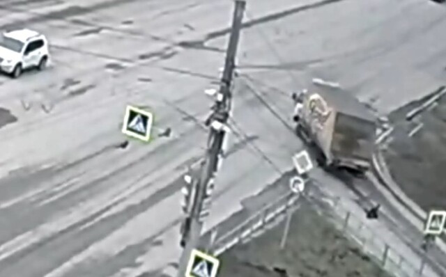 ДТП в Новокузнецке: грузовик сбил перебегавшего дорогу ребенка 