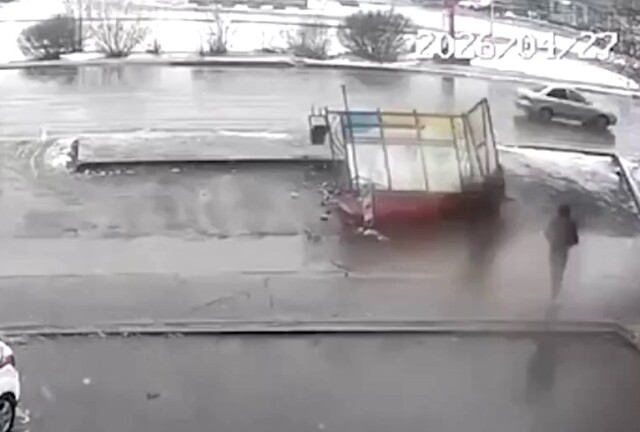 Автобусная остановка едва не придавила пешехода во Владимирской области