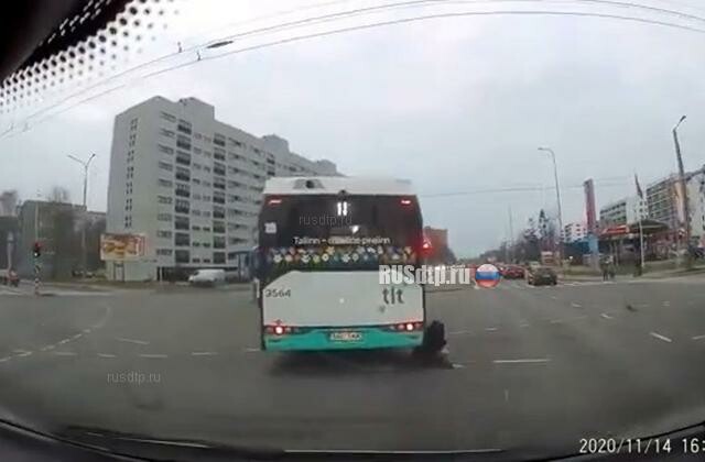 Автобус протащил зажатого дверью пассажира