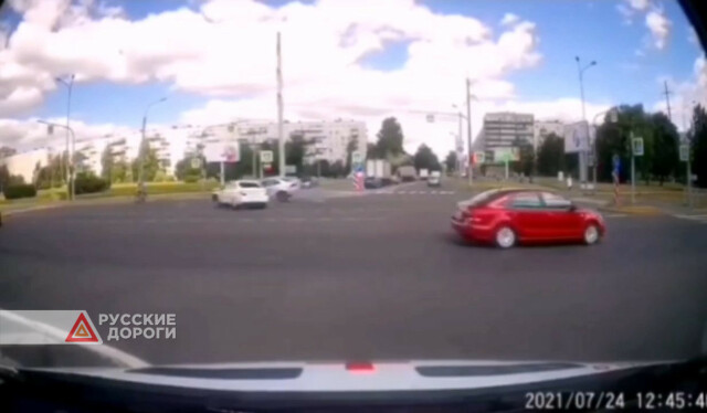 Skoda Rapid и Volkswagen Polo столкнулись на перекрестке в Петербурге