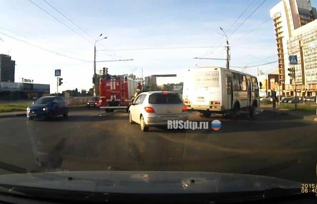 В Нижнем Новгороде столкнулись маршрутка и пожарная машина