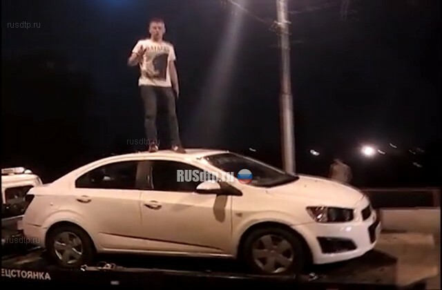 В Стерлитамаке после ДТП водитель станцевал на крыше своего автомобиля