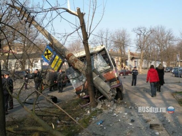 В Николаеве маршрутка протаранила Тойоту и врезалась в столб 