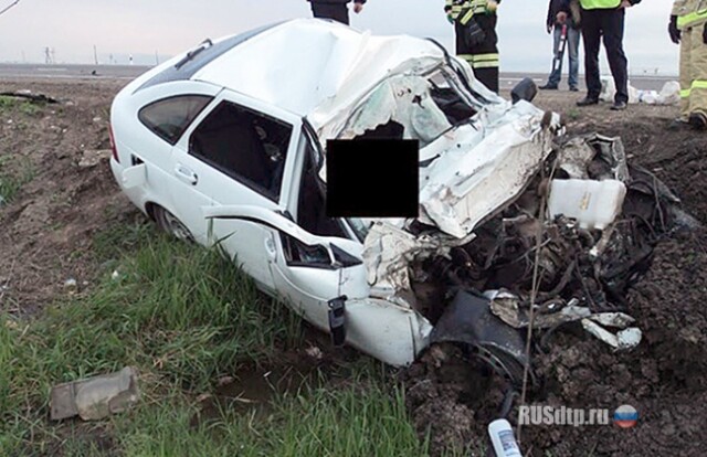 «Лада Приора» врезалась в грузовик на трассе «Кавказ». Погибли 2 человека 