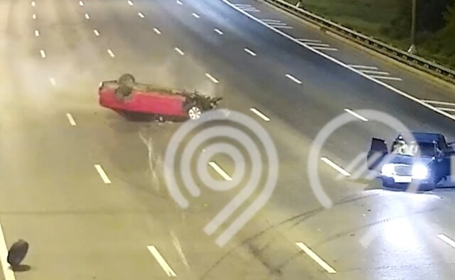 Автомобиль перевернулся в результате ДТП на МКАД