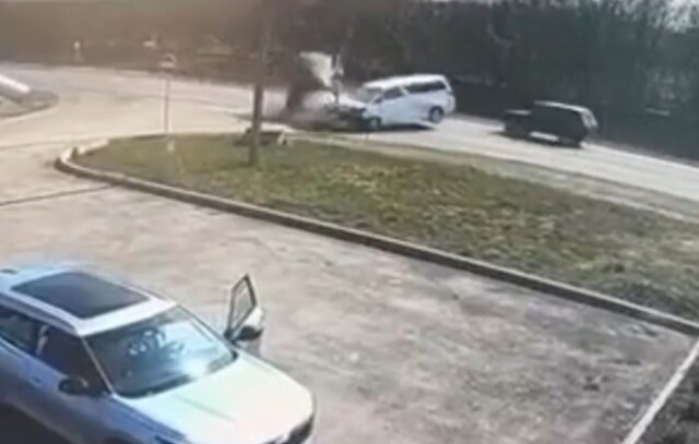 «Лада Гранта» перевернулась в результате ДТП в Горячем Ключе