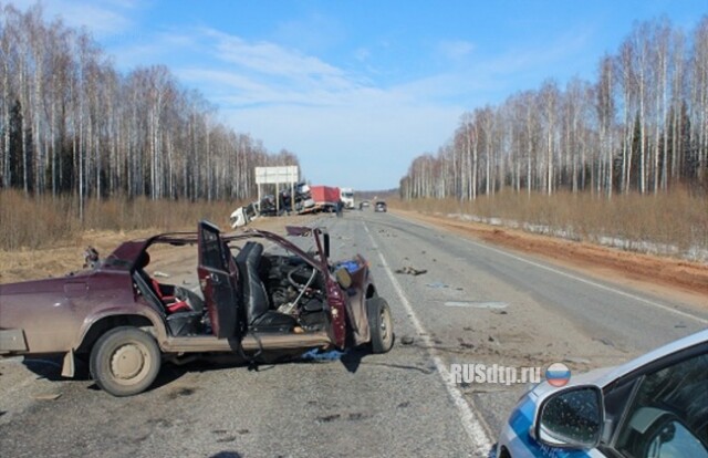 Под Ижевском ВАЗ-2107 столкнулся с автовозом 