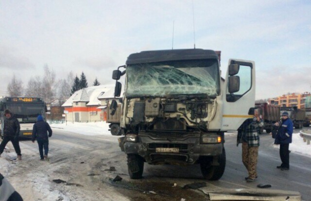 Трое пострадали в ДТП с участием автобуса и грузовика в Новой Москве 