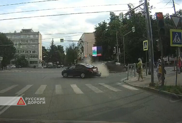 Два автомобиля столкнулись на перекрестке во Владимире