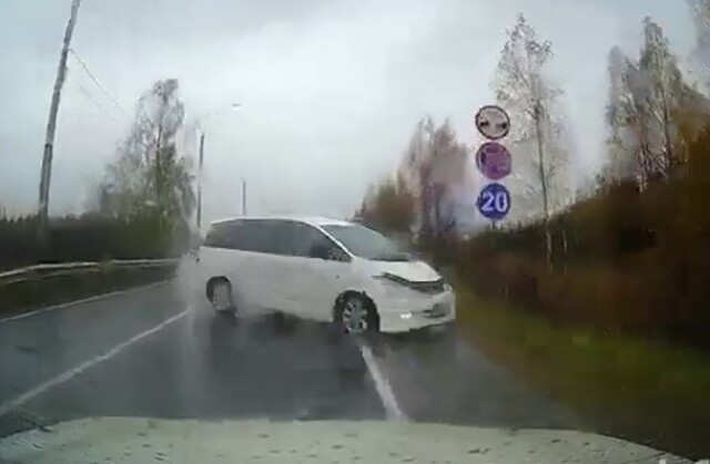 «Случился сердечный приступ»: во Владимирской области минивэн вылетел на встречную и столкнулся с двумя автомобилями