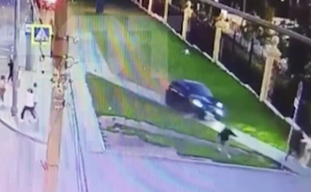 «Женщину намотало на колесо»: автомобиль снёс остановку с людьми в Нижнем Новгороде