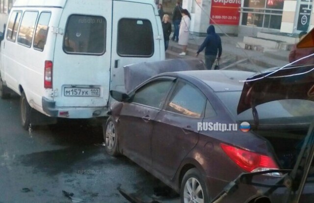 В Уфе пьяный водитель «Соляриса» врезался  маршрутку и троллейбус. Двое пострадали 