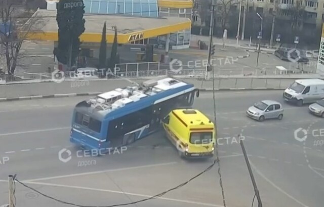 В Севастополе троллейбус снёс скорую помощь: пострадали четыре человека 