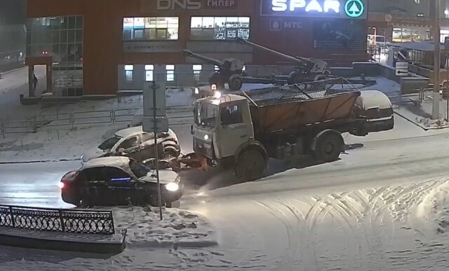 Авария в Трехгорном: снегоуборочный грузовик вынесло на встречную полосу