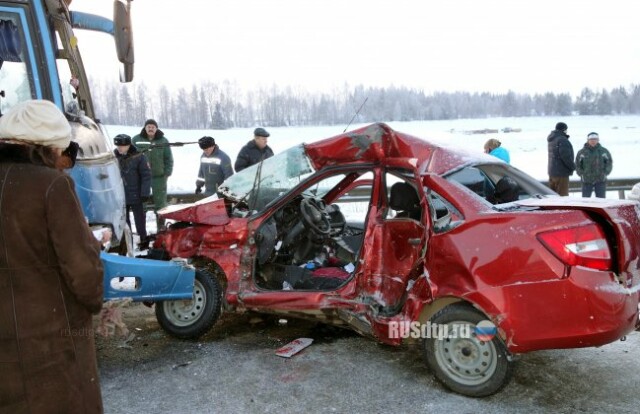 Супруги погибли при столкновении автомобиля с автобусом в Удмуртии 