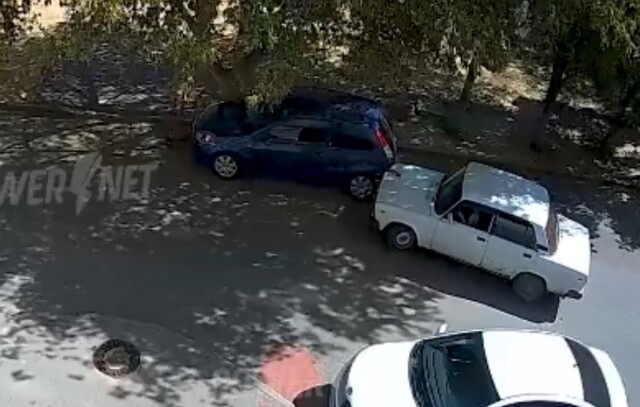 В Волгограде водитель «Жигулей» ударил припаркованную машину и скрылся