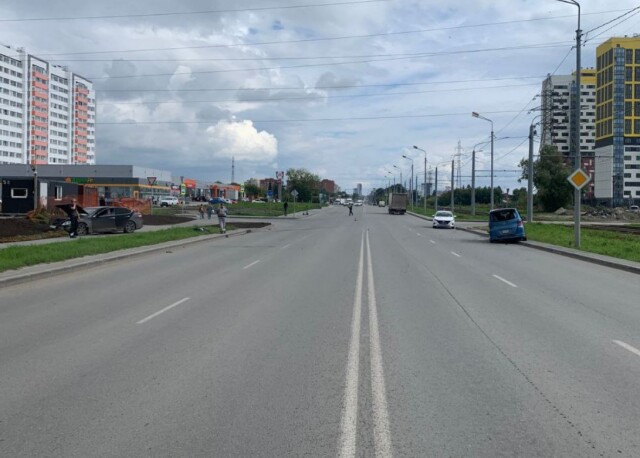 «Поворачивал налево с правой полосы»: видеорегистратор запечатлел момент жесткого ДТП в Новосибирске 
