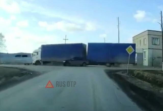 Легковушка и грузовик столкнулись в Туринске