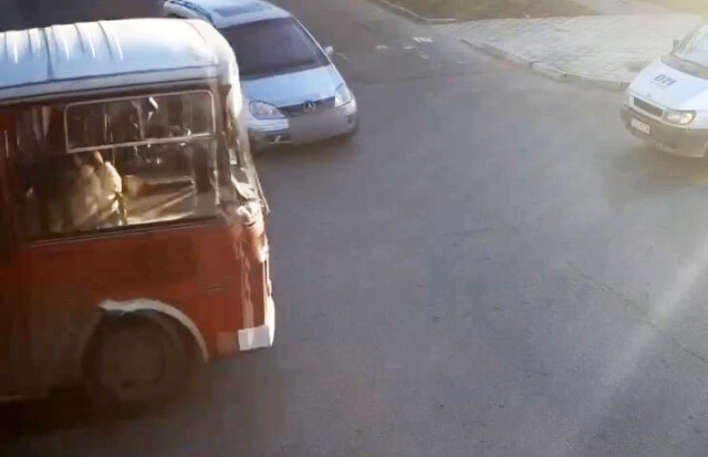 Водитель автобуса не уступил дорогу «Мерседесу» на перекрестке в Тирасполе