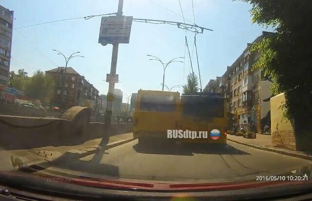 Автобус и троллейбус не поделили дорогу в Киеве