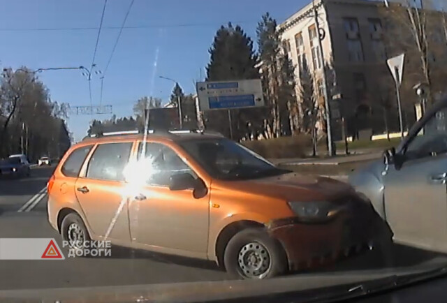 Lada Kalina не пропустила Renault Duster на перекрестке в Томске