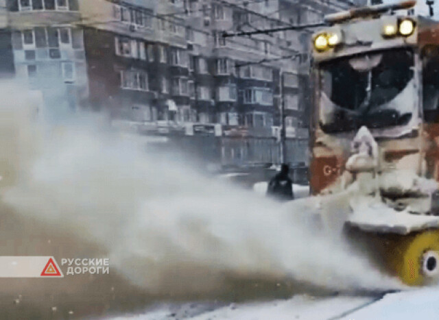 В Туле трамвай засыпал снегом и грязью пешеходов 