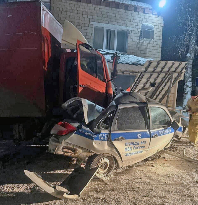 Грузовик, пожарная машина и автомобиль ДПС столкнулись в Удмуртии 