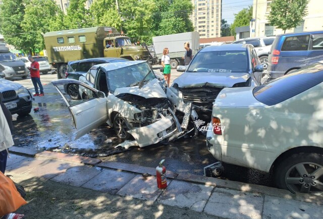 В Новосибирске водитель кроссовера потерял сознание за рулем и устроил массовое ДТП на встречной полосе 