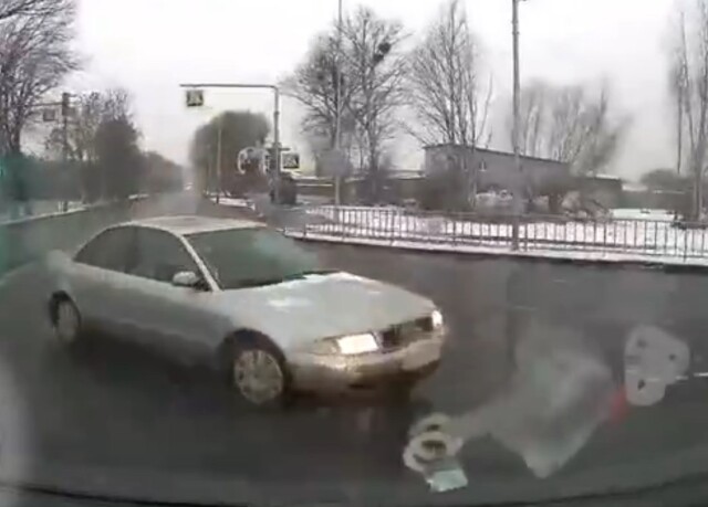 Авария на перекрестке в Калининграде: водитель Audi решил повернуть перед самым носом 