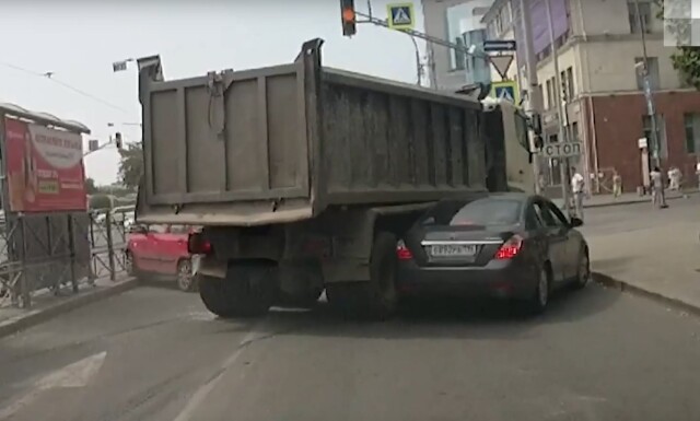 В Екатеринбурге водитель самосвала не успел затормозить и повредил три легковых автомобиля