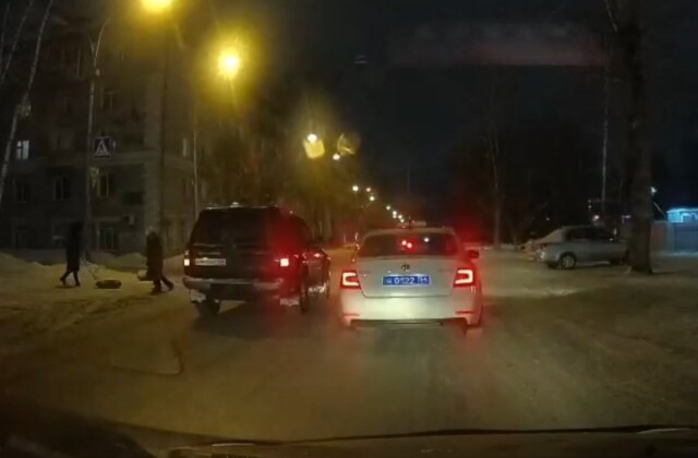 Наглость не знает границ: в Новосибирске водитель обогнал на перекрестке машину ДПС